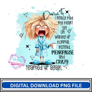 Op de afbeelding: Een digitaal downloadbare PNG-bestand met een cartoonillustratie van een vrouw in een blauwe badjas en pantoffels, die een mok vasthoudt. De afbeelding bevat de tekst "Damn it, I really had my heart set on waking up normal instead, menopause and crazy teamed up again."