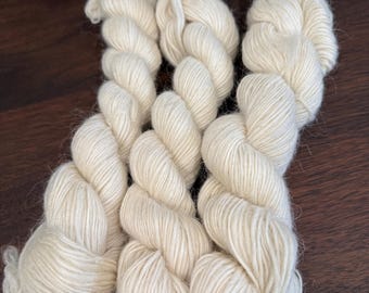 Icelandic Sheep Wool Yarn Hank, single ply sport weight, Lopi style - Natural White