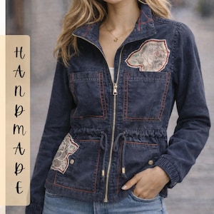 Handgjord lapptäcksjacka, Storlek: Damstorlek Small, Dragkedja med handtryckta originalrosor, Unik svart broderad jacka,