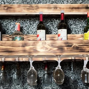 An der Wand befestigtes Weinregal aus Holz - Rustikaler handgefertigter Flaschenhalter - Bardekor aus recyceltem Holz / Portabottilie da parete - fatto a mano