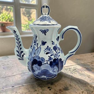 Handmålad Delftblå Keramik Tekanna Lock Blommig Design Holland Vintage Heminredning
