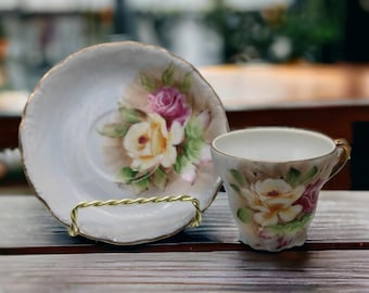 Taza y platillo de café de mitaisse vintage Lugene’s Japan, pintados a mano con motivos florales de rosas y coles.