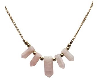 Colgante vintage de obelisco de cuarzo rosa con cadena dorada para sanación.