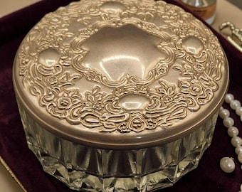 Vintage Victoriaanse Revival glazen poederpot met sierlijke verzilverde deksel Elegant ijdelheidsdecor