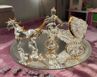 Carruaje de caballos vintage de vidrio soplado hilado con detalles dorados y base espejada