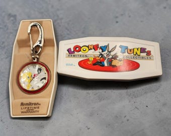 Reloj de bolsillo Looney Tunes Armitron 1996 de Silvestre y Piolín, con caja original, movimiento de cuarzo, fabricado en Tailandia y clip.