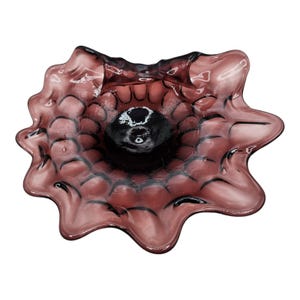 Puede incluir: Un cuenco decorativo de vidrio con borde ondulado, en un tono malva intenso. El cuenco presenta un pozo central de color púrpura oscuro y un borde festoneado. Líneas negras forman un patrón en la superficie, realzando su atractivo visual. Probablemente vintage.