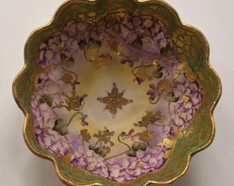 Bol de porcelana Nippon pintado a mano con base, flores moradas y detalles dorados Moriage, borde festoneado, estilo vintage.