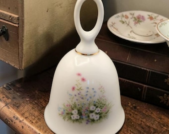 Campana de porcelana japonesa con borde dorado y diseño de flores silvestres, 12,7 cm de altura.