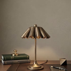 Ręcznie robiona lampa stołowa z mosiężnym motywem kwiatowym | Lampa biurkowa w stylu Mid-Century Modern