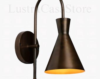 Aplique de pared italiano de latón hecho a mano de mediados de siglo / Lámpara de pared moderna de forma curva.