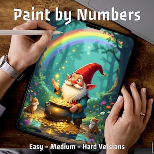 Puede incluir: Imagen digital de pintar por números en una tableta con un gnomo de dibujos animados con un gorro rojo, sosteniendo una olla de oro bajo un arcoíris. Incluye el texto "Paint by Numbers" y "Easy - Medium - Hard Versions".