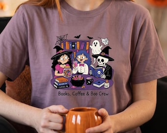 Camiseta "Books Coffee and Boo Crew", Presente Assustador para Leitores, Suéter de Halloween com Estampa de Bruxa, Camiseta para Amantes de Livros, Moletom Divertido com Estampa de Esqueleto, Camiseta de Leitura de Outono