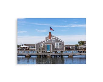 Chalé em Nantucket — Casa costeira na Nova Inglaterra com porta azul e bandeira americana