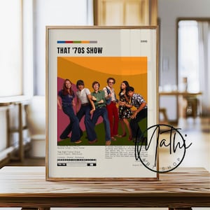 Puede incluir: Un póster enmarcado de la serie de televisión "That '70s Show", con el título en letras grandes. El póster tiene un diseño retro y presenta una foto grupal del elenco. El póster está sobre una mesa de madera.