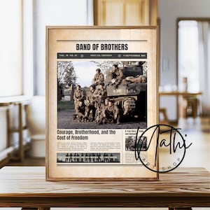 Pode incluir: Impress&atilde;o emoldurada de um gr&aacute;fico em estilo jornal&iacute;stico intitulado "Band of Brothers". A imagem apresenta uma foto em preto e branco de soldados em um tanque. O texto inclui "Courage, Brotherhood, and the Cost of Freedom."