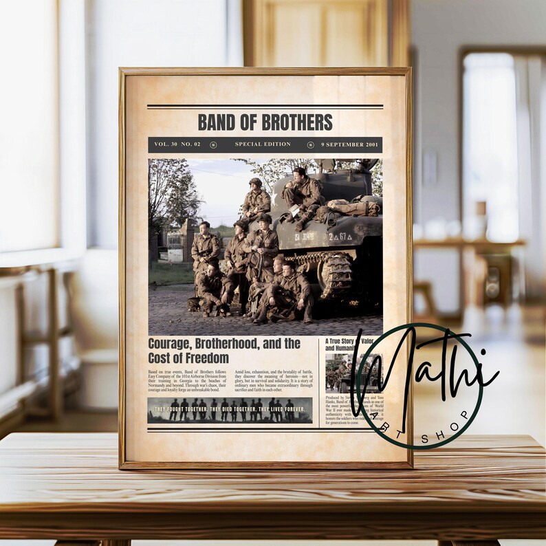 Pode incluir: Impress&atilde;o emoldurada de um gr&aacute;fico em estilo jornal&iacute;stico intitulado "Band of Brothers". A imagem apresenta uma foto em preto e branco de soldados em um tanque. O texto inclui "Courage, Brotherhood, and the Cost of Freedom."