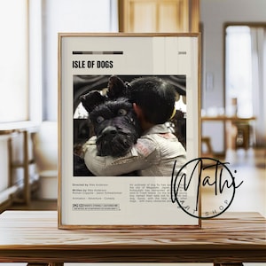 Puede incluir: Póster enmarcado de la película "Isle of Dogs" con un niño abrazando a un perro negro. El póster tiene el título de la película, los créditos y la fecha de 2018. El póster está en un marco de madera y está sobre una superficie de madera.
