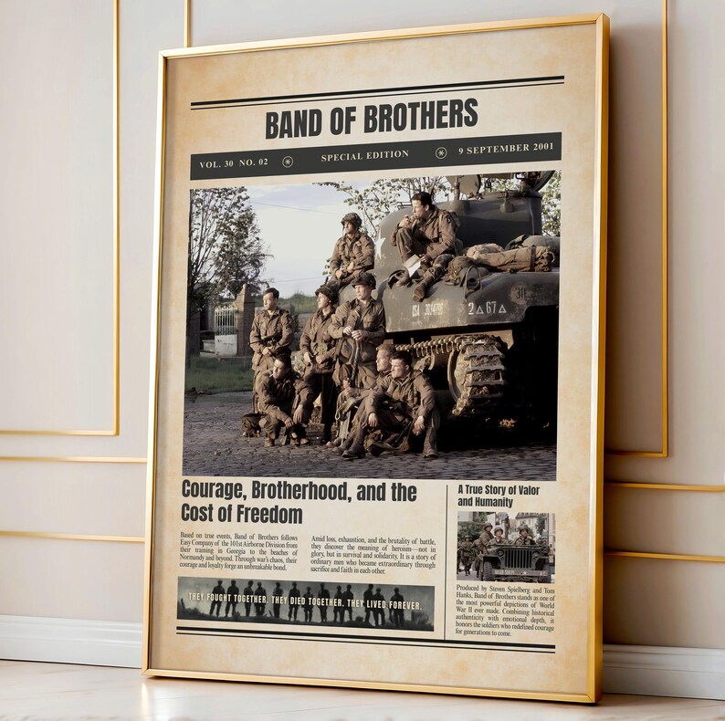 Pode incluir: Uma impress&atilde;o emoldurada com um design de jornal com o t&iacute;tulo "BAND OF BROTHERS". A imagem mostra soldados com um tanque. O texto inclui "Courage, Brotherhood, and the Cost of Freedom" e a data de "9 de setembro de 2001."