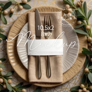 Puede incluir: Maqueta de mesa con servilleta beige, cuchillo y tenedor sobre un plato beige. Un plato blanco más pequeño encima. El texto "Mockup" está en la servilleta, con las dimensiones 10,5x2 y 8x2 cm.