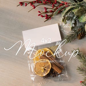Maqueta de etiqueta de regalo de popurrí navideño: etiqueta plegada de 4x2 (PSD, PNG) - #150MU