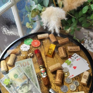 Luxe epoxyharstafel met geld, goudbaar, sigaar en casinofiches | Salontafel in gangsterstijl | Handgemaakte unieke statementmeubels afbeelding 3