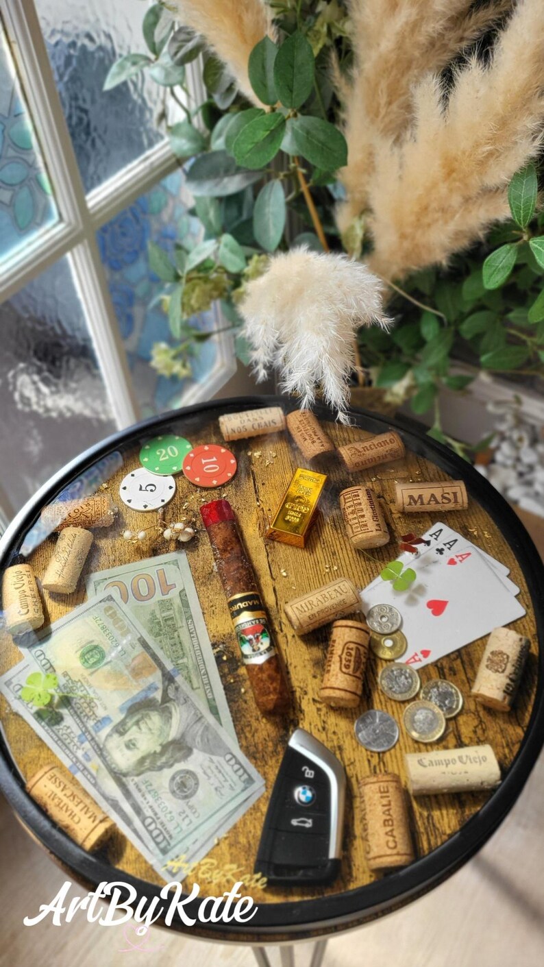 Luxe epoxyharstafel met geld, goudbaar, sigaar en casinofiches | Salontafel in gangsterstijl | Handgemaakte unieke statementmeubels afbeelding 3
