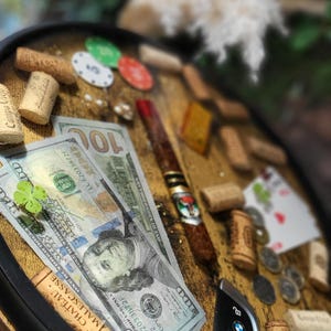Luxe epoxyharstafel met geld, goudbaar, sigaar en casinofiches | Salontafel in gangsterstijl | Handgemaakte unieke statementmeubels afbeelding 1
