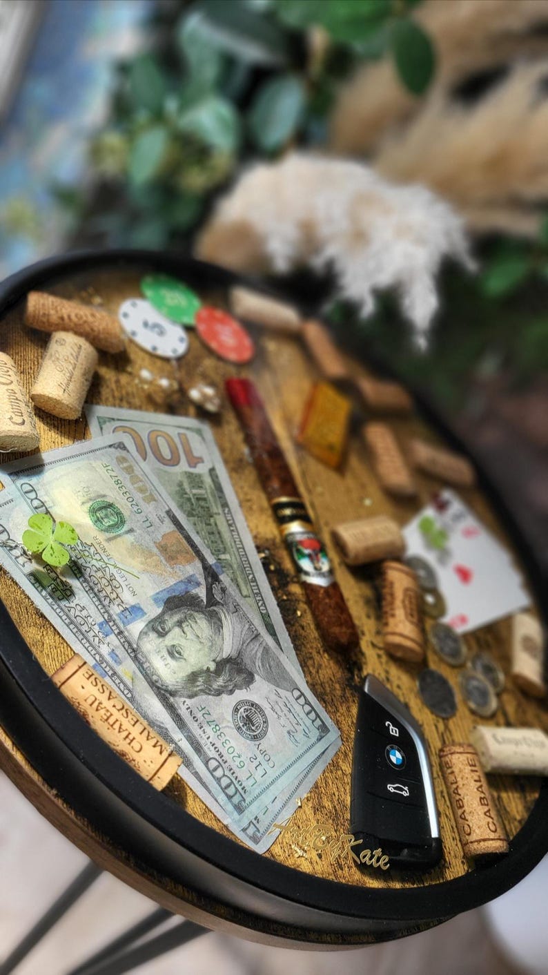 Luxe epoxyharstafel met geld, goudbaar, sigaar en casinofiches | Salontafel in gangsterstijl | Handgemaakte unieke statementmeubels afbeelding 1