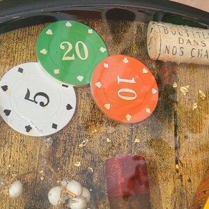 Luxe epoxyharstafel met geld, goudbaar, sigaar en casinofiches | Salontafel in gangsterstijl | Handgemaakte unieke statementmeubels afbeelding 9