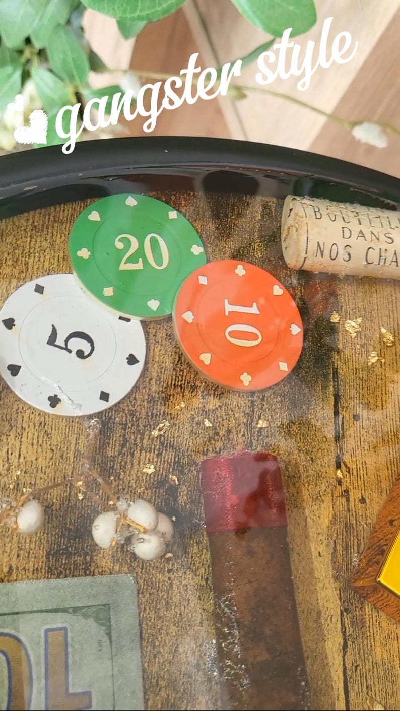Luxe epoxyharstafel met geld, goudbaar, sigaar en casinofiches | Salontafel in gangsterstijl | Handgemaakte unieke statementmeubels afbeelding 9