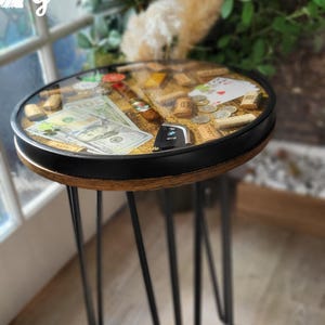Luxe epoxyharstafel met geld, goudbaar, sigaar en casinofiches | Salontafel in gangsterstijl | Handgemaakte unieke statementmeubels afbeelding 2
