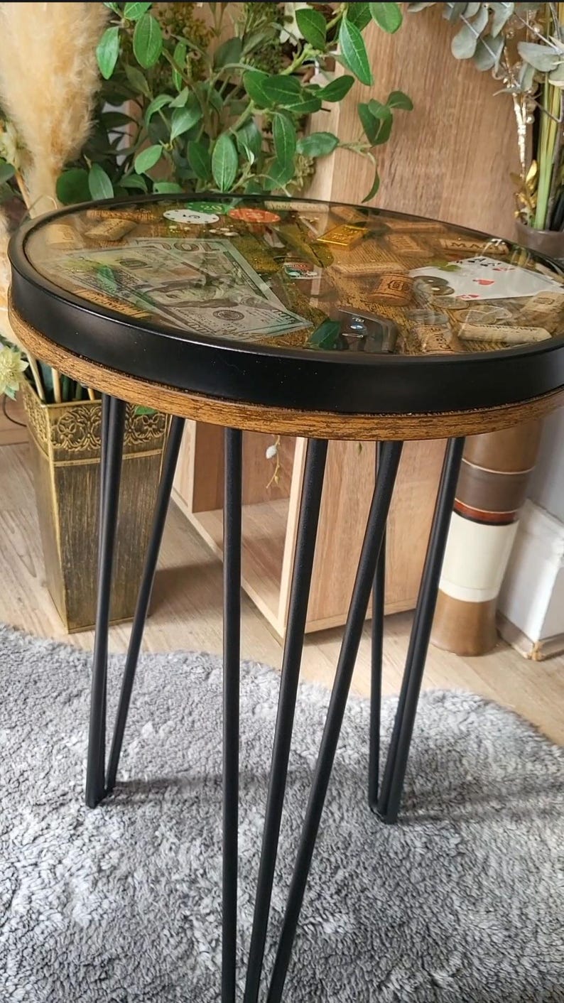 Luxe epoxyharstafel met geld, goudbaar, sigaar en casinofiches | Salontafel in gangsterstijl | Handgemaakte unieke statementmeubels afbeelding 7