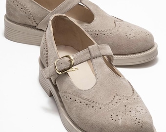 Jane: Zapatos Mary Jane de piel de ante beige para mujer, bailarinas perforadas, hechas a mano y personalizables.