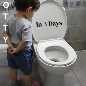 Könnte beinhalten: Ein junges Kind in einem grauen T-Shirt und Jeansshorts steht neben einer weißen Toilette mit hochgeklapptem Deckel. Der Text "POTTY TRAINING In 3 Days" ist im Bild zu sehen. Das Kind trägt rosa Schuhe.