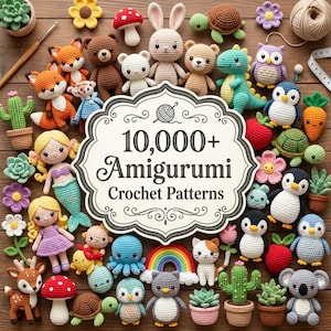 Op de afbeelding: Een verzameling van diverse gehaakte amigurumi-figuren, waaronder dieren, planten en poppen, rondom een centraal bord met de tekst 10.000+ Amigurumi Crochet Patterns, vergezeld door een haaknaald, garen en een meetlint.