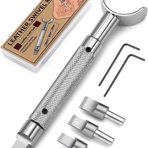Puede incluir: Un cuchillo giratorio de cuero plateado con un mango texturizado, una hoja curva y tres hojas reemplazables. El cuchillo va acompañado de una caja blanca con el texto "LEATHER SWIVEL KNIFE" y un diagrama. También se incluyen dos llaves Allen negras.
