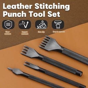 Può includere: Un set di strumenti per cucire in pelle neri, con quattro pezzi con manici strutturati e diversi design della testa. L'immagine include il testo "Leather Stitching Punch Tool Set". Gli strumenti sono su una superficie marrone.