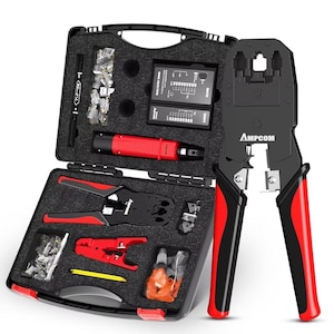 Op de afbeelding: Een zwarte en rode AMPCOM krimptoolkit. De open koffer toont diverse gereedschappen, waaronder een krimptang, draadstrippers en een kabeltester. De kit bevat een zwarte marker, connectoren en andere accessoires voor netwerkkabelinstallatie.
