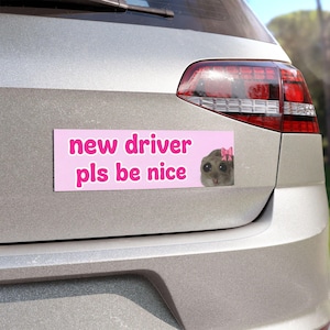 Nuevo conductor, por favor sea amable / Pegatina para parachoques de 8,7'' x 2,7'' o imán de 10'' x 3'' / Pegatina de meme divertida / Calidad prémium a prueba de agua