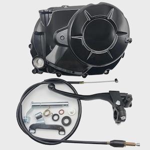 以下が含まれることがあります： 黒いオートバイのエンジンカバーとクラッチレバーアセンブリ。エンジンカバーは光沢があり、円形のデザインです。クラッチレバーアセンブリには、レバー、ケーブル、およびさまざまな小さな部品が含まれています。