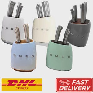Könnte beinhalten: Fünf Smeg Messerblöcke in Weiß, Creme, Grau, Hellblau und Mintgrün. Jeder Block enthält Edelstahlmesser. Das Smeg-Logo ist auf jedem Block zu sehen. Ein stilvolles Küchenaccessoire.