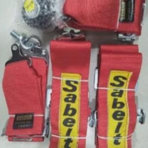 Puede incluir: Arneses de carreras y hardware Sabelt rojos. La imagen muestra m&uacute;ltiples componentes, incluyendo correas, hebillas y hardware de montaje. El logotipo de Sabelt se muestra en amarillo sobre las correas rojas. Los componentes est&aacute;n dise&ntilde;ados para la seguridad automotriz.
