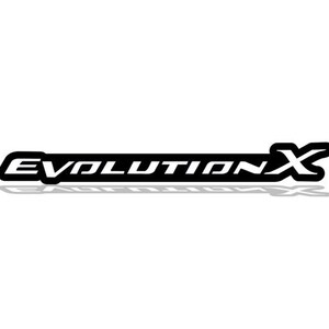 Op de afbeelding: Zwart-wit Evolution X-logo met schaduweffect. De tekst is vetgedrukt en zonder schreef, met het woord "Evolution" in een horizontale lijn en de "X" aan het einde. Het logo staat op een witte achtergrond.