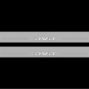 Puede incluir: Dos protectores de umbral de puerta de coche gris claro con las letras "RVR" en blanco. Cada protector tiene una ranura horizontal. El fondo es negro.