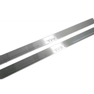 Pode incluir: Duas proteções de soleira de porta de carro prateadas. Cada uma tem as letras "TRD" em relevo na superfície. As proteções são retangulares com uma extremidade ligeiramente curvada e uma ranhura longitudinal.