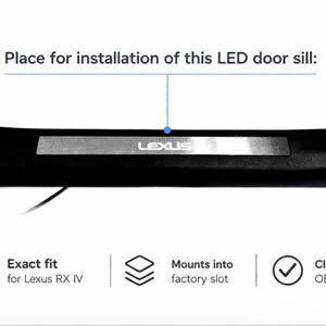 Może przedstawiać: Czarny próg LED do drzwi dla Lexus RX IV z marką "LEXUS" w kolorze srebrnym. Obrazek przedstawia miejsce montażu progu i jego cechy, w tym idealne dopasowanie, montaż w fabrycznym gnieździe i czysty wygląd OEM.