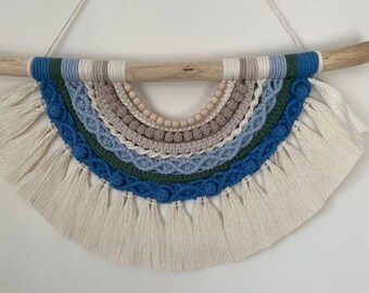 Blauer Makramee-Wandbehang Boho Halbmond, handgemachte Baumwollwand-Dekor, Kinderzimmer-Wand-Kunst, Faser-Tapisserie, Holzperlen, Boho-Dekor