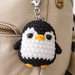 Gehaakte pinguïnsleutelhanger – zwart-witte amigurumi-pinguïn – handgemaakte pluche tasbedel