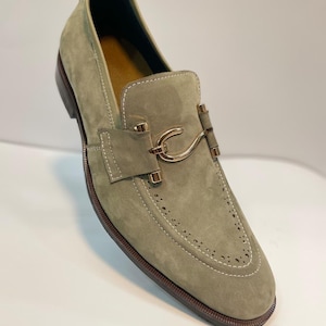 Mocassim de camurça bege/bege feito à mão com fivela de cavalo dourada